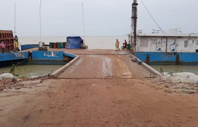 লকডাউনের প্রথমদিনে যাত্রীশূন্য শিমুলিয়া ঘাট