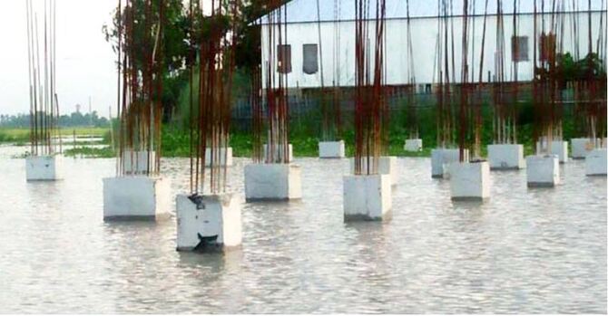 বন্যার পানিতে তলিয়ে আছে নির্মাণাধীন আশ্রয়ণ কেন্দ্র