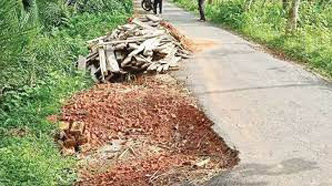 কাজ শেষ না হতেই সড়কে ধস, উঠে যাচ্ছে কার্পেটিং