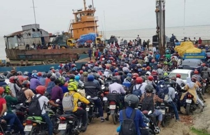 শিমুলিয়ায় ঘরমুখো মানুষের ঢল, অতিরিক্ত পুলিশ মোতায়েন