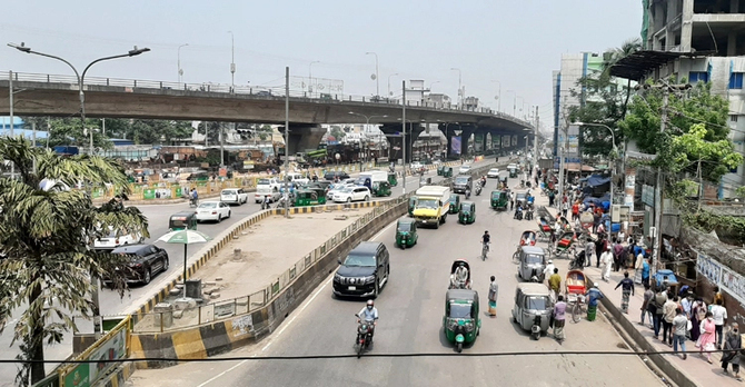 সড়কে দাপিয়ে বেড়াচ্ছে ব্যক্তিগত গাড়ি