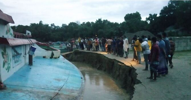 কাজ শেষ না হতেই রাজবাড়ীতে আবারও নদীর তীর রক্ষা বাঁধে ধস