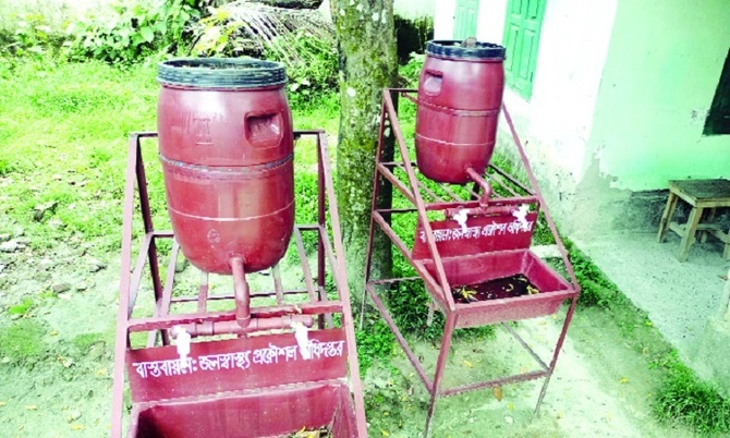 অকেজো পড়ে আছে বেসিনগুলো