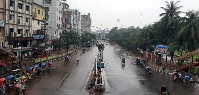 বৃষ্টি-বিধিনিষেধে ফাঁকা রাজধানীর সড়ক