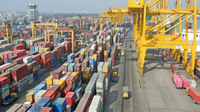 খালাস বন্ধ, চট্টগ্রাম বন্দরে কনটেইনারের স্তুপ