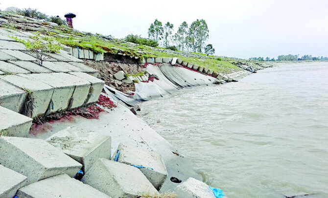 বছর না যেতেই ১৪৪ কোটি টাকার বাঁধে ফাটল, আতঙ্কে এলাকাবাসী