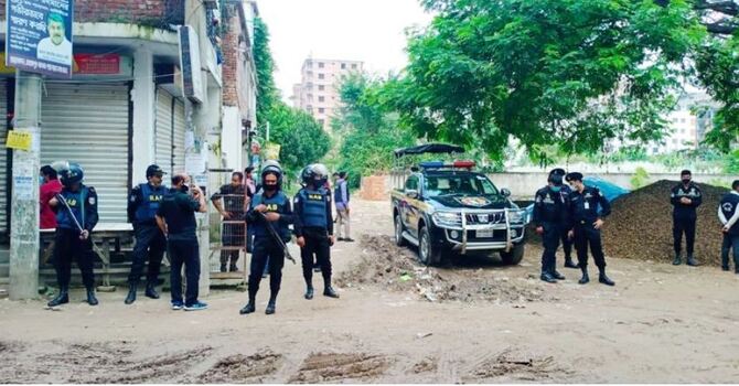 পুরো এলাকায় থমথমে পরিস্থিতি, অভিযানে শতাধিক র‌্যাব