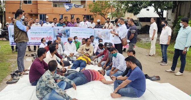 সাংবাদিককে মারধর: আসামিদের গ্রেফতারের দাবিতে অবস্থান কর্মসূচি
