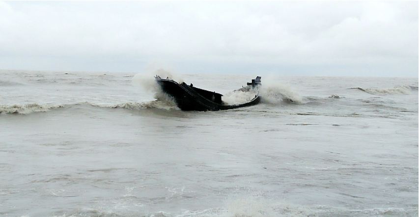 সাগরে ট্রলারডুবির ঘটনায় নিখোঁজ ৩ জেলের মরদেহ উদ্ধার