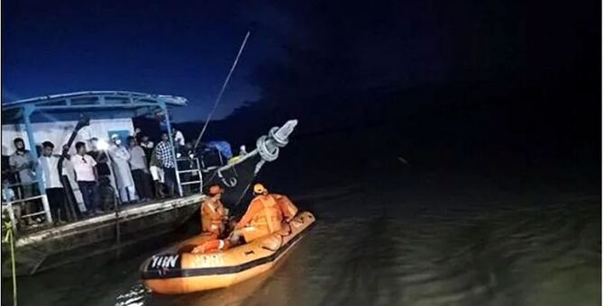ভারতে নৌকা উল্টে একজনের মৃত্যু, নিখোঁজ ৩০