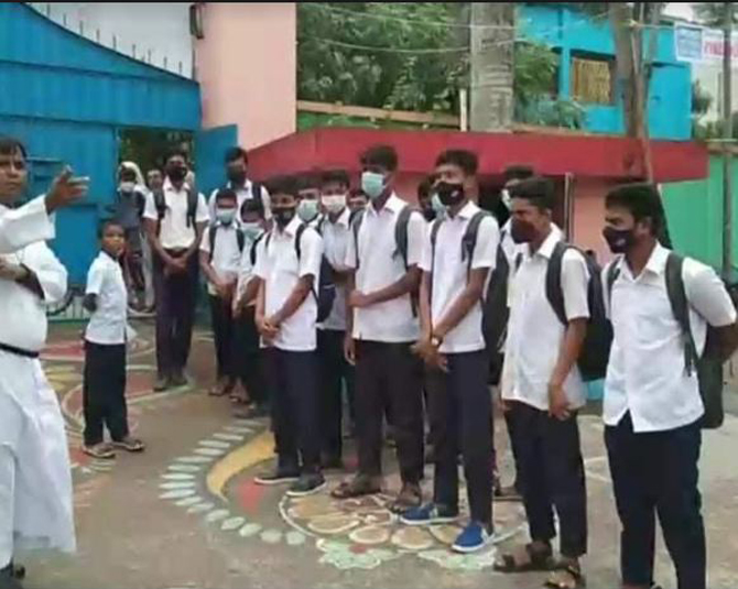 নির্ধারিত সু না পরায় শতাধিক শিক্ষার্থীদের বের করে দিলো প্রধান শিক্ষক