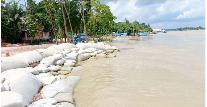 পানি কমায় ভাঙন আতঙ্ক রাজবাড়ীর পদ্মা পাড়ে
