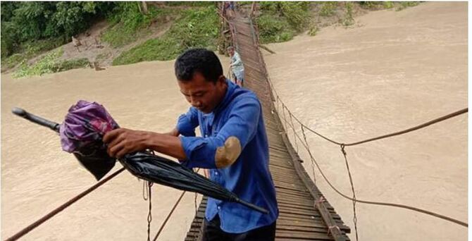 স্রোতে ভেঙে গেল সেতু, নির্মাণ করে দিলেন ইউএনও