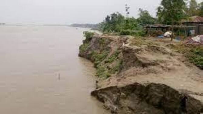 মহানন্দার ভাঙনে তলিয়ে যাচ্ছে ঘরবাড়ি, আতংকে কয়েকশ পরিবার