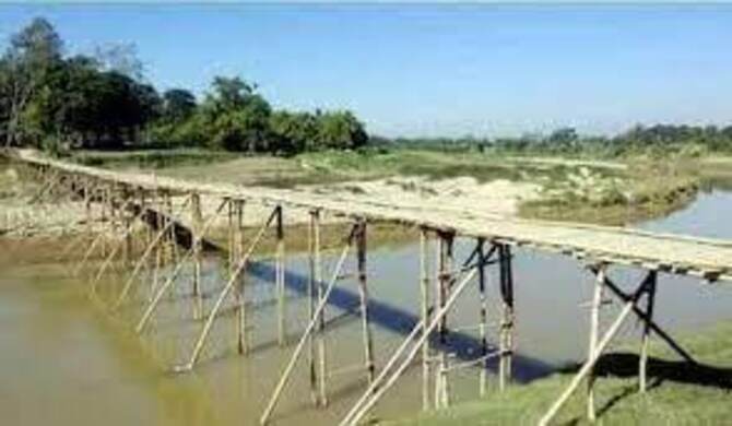 চার বছর ধরে বিলের মাঝেই দাঁড়িয়ে চার সেতু