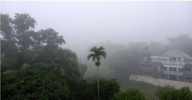 মৌলভীবাজারে শরতে দেখা মিললো শীতের কুয়াশার