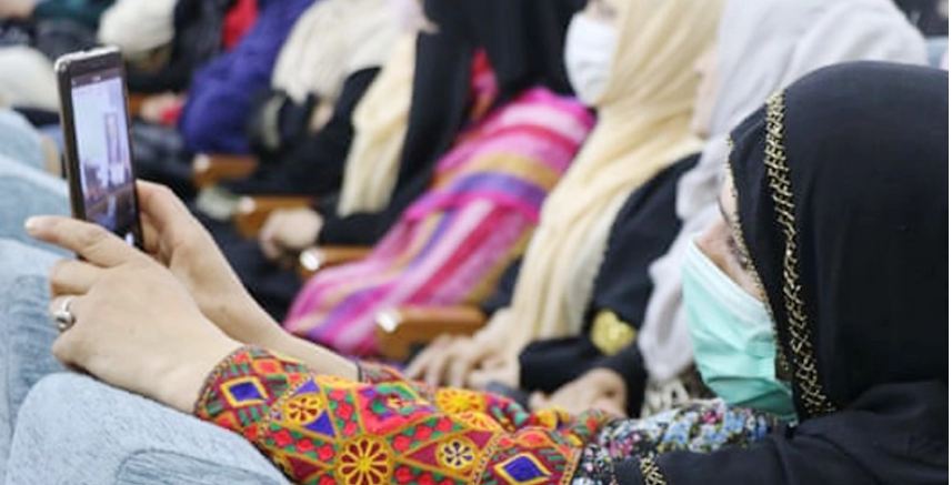 ভয়ে সোশ্যাল মিডিয়া প্রোফাইল সরিয়ে ফেলছেন আফগানরা