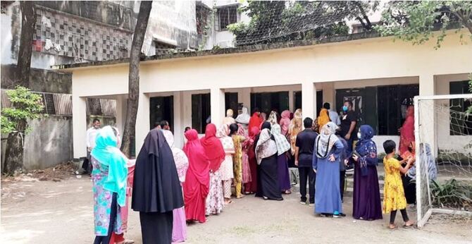 কেউ লাইনে ঘণ্টার পর ঘণ্টা, কেউ প্রভাব খাটিয়ে নিচ্ছেন টিকা