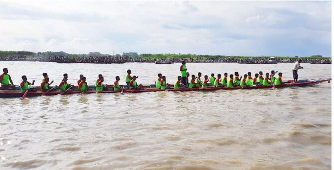 যমুনা নদীতে ঐতিহ্যবাহী নৌকা বাইচ