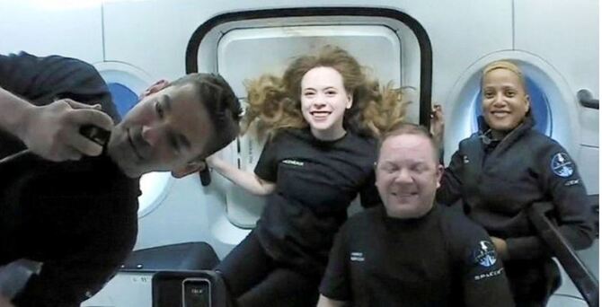 মহাকাশ ভ্রমণ শেষে ফিরলেন ৪ পর্যটক