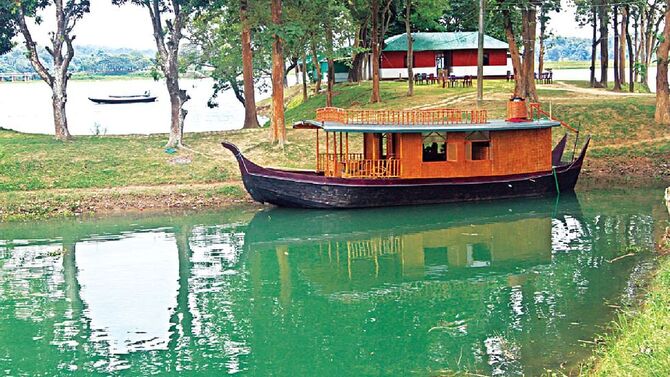 সুনামগঞ্জের হাওরে ফিরলো প্রাচীন বজরা