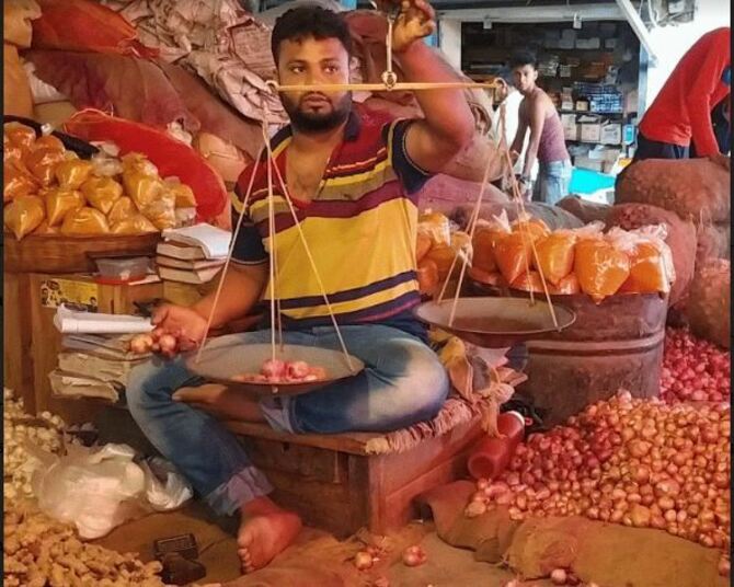 হিলি স্থলবন্দর দিয়ে বেড়েছে পেঁয়াজের আমদানি,কমেছে দাম