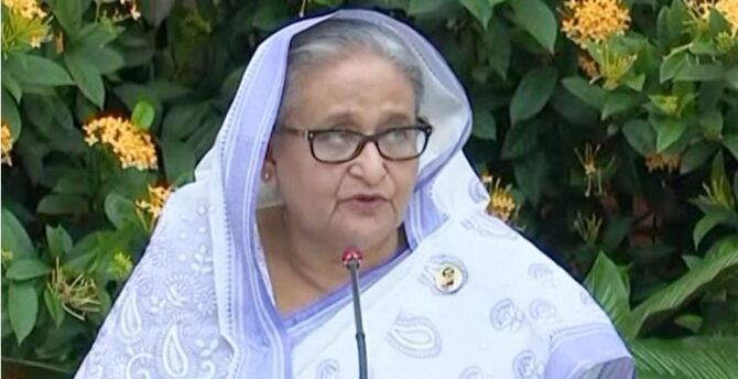 কিছু লোক হাতুড়ি-শাবল দিয়ে আশ্রয়ণের ঘর ভেঙেছে