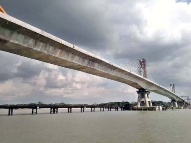 ধাক্কা থেকে রক্ষায় পায়রা-লেবুখালী সেতুতে নিরাপত্তা পিলার স্থাপন