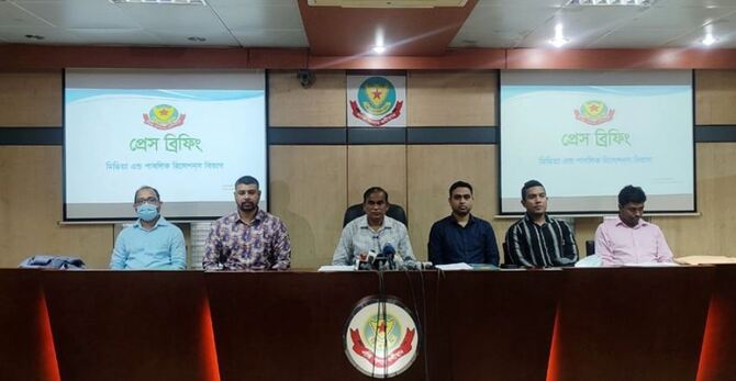 মিটফোর্ড থেকে বিপুল পরিমাণ নকল ও বিদেশি ওষুধ জব্দ, আটক ৩