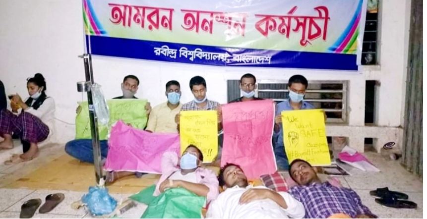 চুল কেটে দেওয়া শিক্ষিকার অপসারণ দাবিতে আমরণ অনশন