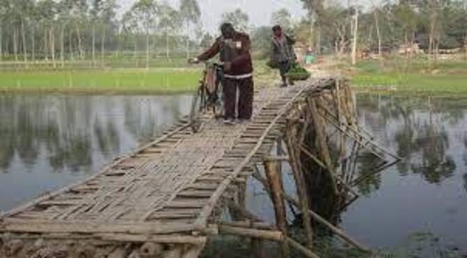 কালভার্টের উপর বাঁশের চাটাই দিয়েই একমাত্র চলাচলের ভরসা