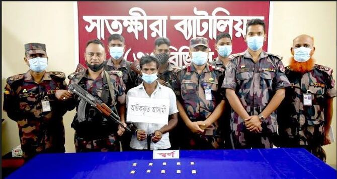 কলারোয়া সীমান্ত এলাকা থেকে ১০টি স্বর্ণের বারসহ এক পাচারকারী আটক