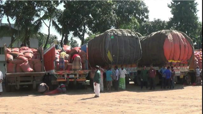 দীর্ঘ দেড় মাস বন্ধ থাকার পর হিলি স্থলবন্দর দিয়ে কাঁচা মরিচ আমদানি শুরু
