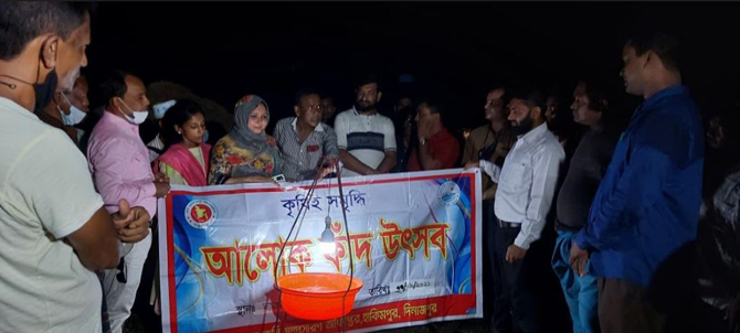 ক্ষতিকর পোকা দমনে হাকিমপুরে আলোর ফাঁদ উৎসব অনুষ্ঠিত