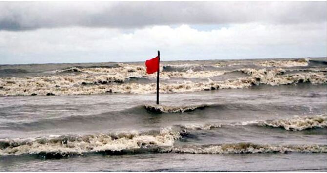 লঘুচাপ আরও শক্তিশালী, সমুদ্রবন্দরে ৩ নম্বর সতর্ক সংকেত