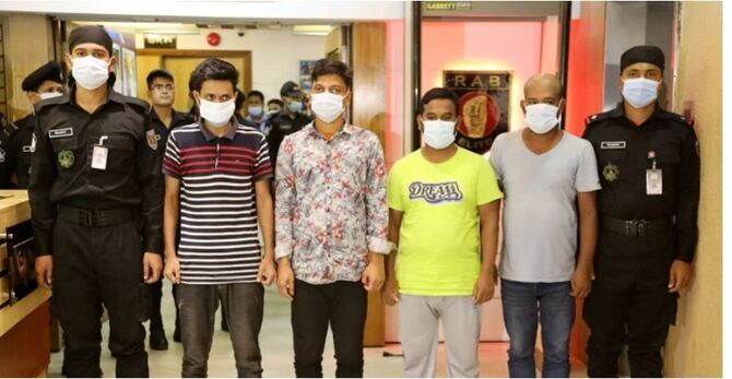 করোনা টিকার এসএমএসের ফাঁদে হাতিয়ে নিতো বিপুল পরিমাণ টাকা