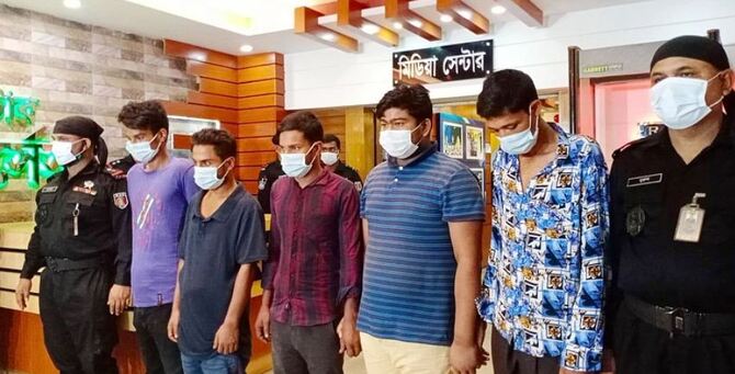 যাত্রীবেশে বাসে উঠে চালককে খুনের পর ডাকাতি