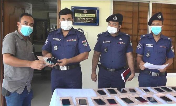 সাতক্ষীরায় পুলিশের অভিযানে এক মাসে ৩৭ টি মোবাইল উদ্ধার