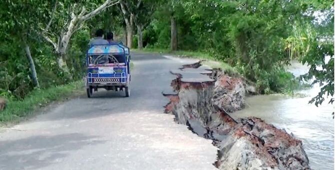 রাজৈরে নদীতে বিলীন সড়কের একাংশ, যোগাযোগ বিচ্ছিন্ন হওয়ার শঙ্কা