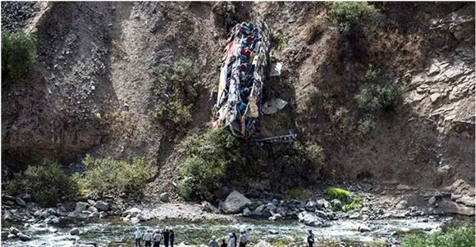 পেরুতে বাস খাদে পড়ে নিহত ৩২