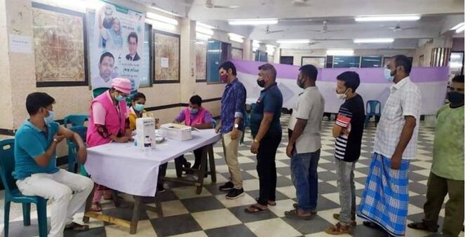 গণটিকার জন্য দীর্ঘলাইনে দাঁড়াতে হচ্ছে না ওয়ারীতে