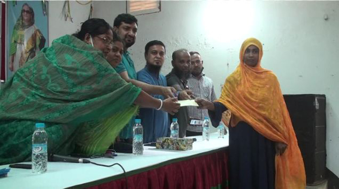 হিলিতে জাতীয় কন্যা শিশু দিবস উপলক্ষে আলোচনা ও চেক বিতরণ অনুষ্ঠান অনুষ্ঠিত