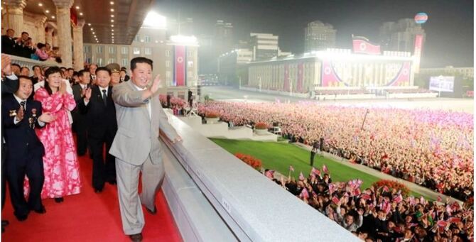 গভীর রাতের প্যারেডে কিম জং উন