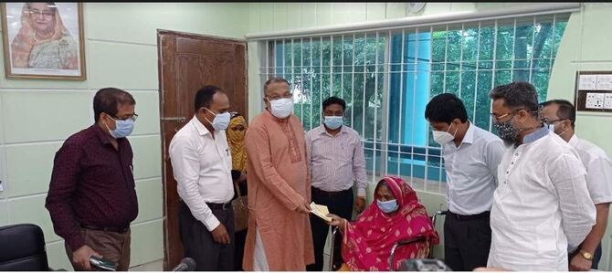 সাতক্ষীরায় ক্যান্সার, কিডনি ও থ্যালাসিমিয়া রোগে আক্রান্ত রোগীদের মাঝে আর্থিক সহায়তার চেক বিতরন