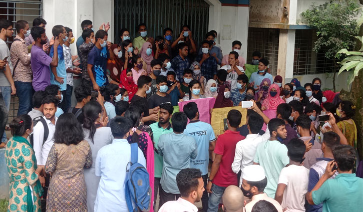 ১৪ ছাত্রের চুল কেটে দেওয়ার প্রতিবাদে প্রশাসনিক ভবনে তালা