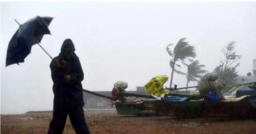 বৈরী আবহাওয়ায় মোংলার জনজীবন বিপর্যস্ত, বন্দরের কাজ বিঘ্নিত