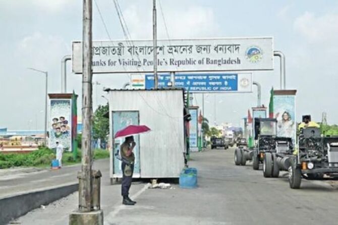 ভারত ফেরত বাংলাদেশী যাত্রীদের বাধ্যতামূলক প্রাতিষ্ঠানিক কোয়ারেন্টিন শর্ত প্রত্যাহার করে নিয়েছে স্বাস্থ্য বিভাগ