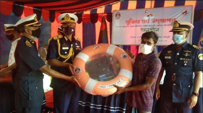 বাংলাদেশ কোস্টগার্ড প্রধান মোংলায় জেলেদের মাঝে লাইফ বয়া,লাইফ জ্যাকেট ও রেডিও বিতরণ