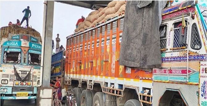 বেনাপোলে সন্ধ্যার পর পচনশীল পণ্যের শুল্কায়ন বন্ধ