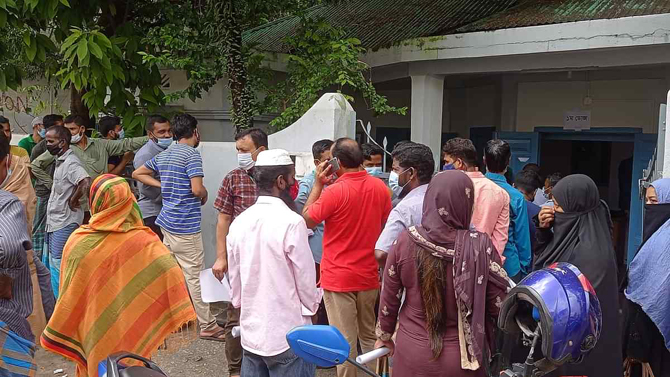 টিকাকেন্দ্রে ভিড় বাড়ছে